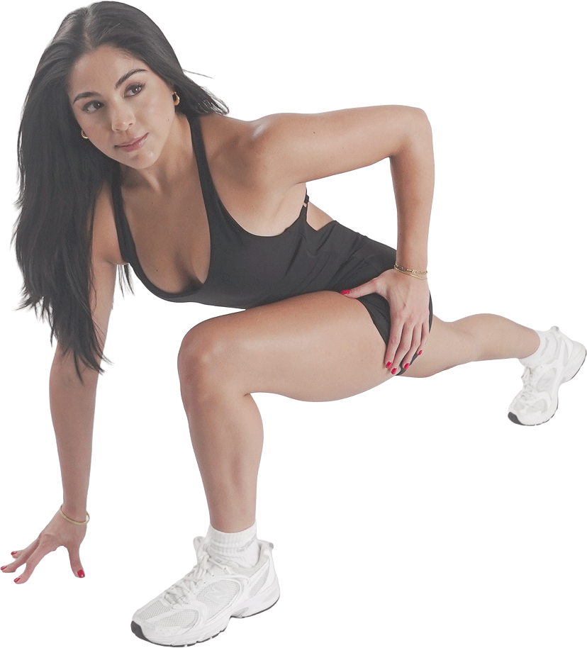 Entrenadora del Método Oficina Fit en posición de zancada lateral